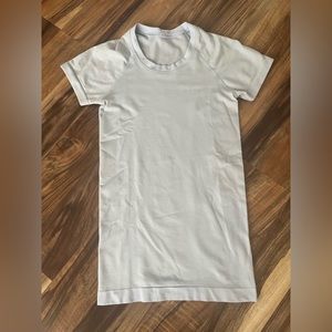 Lululemon Swiftly Tech Short Sleeve Size 2 - Pastel purple